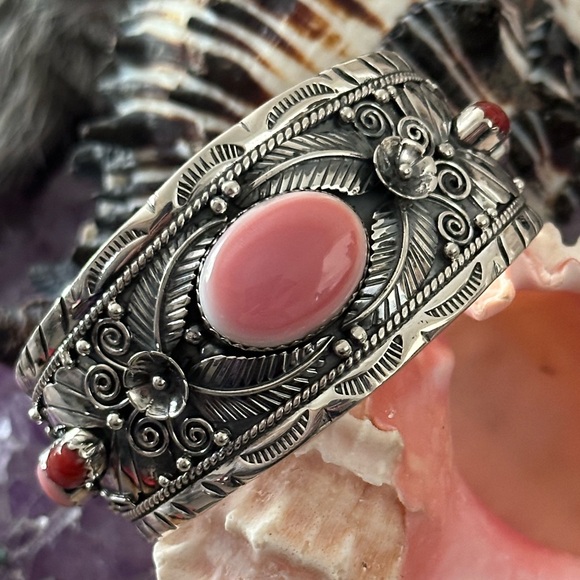 Pink conch mediterranean coral southwestern Sterling silver cuff - Picture 11 of 16